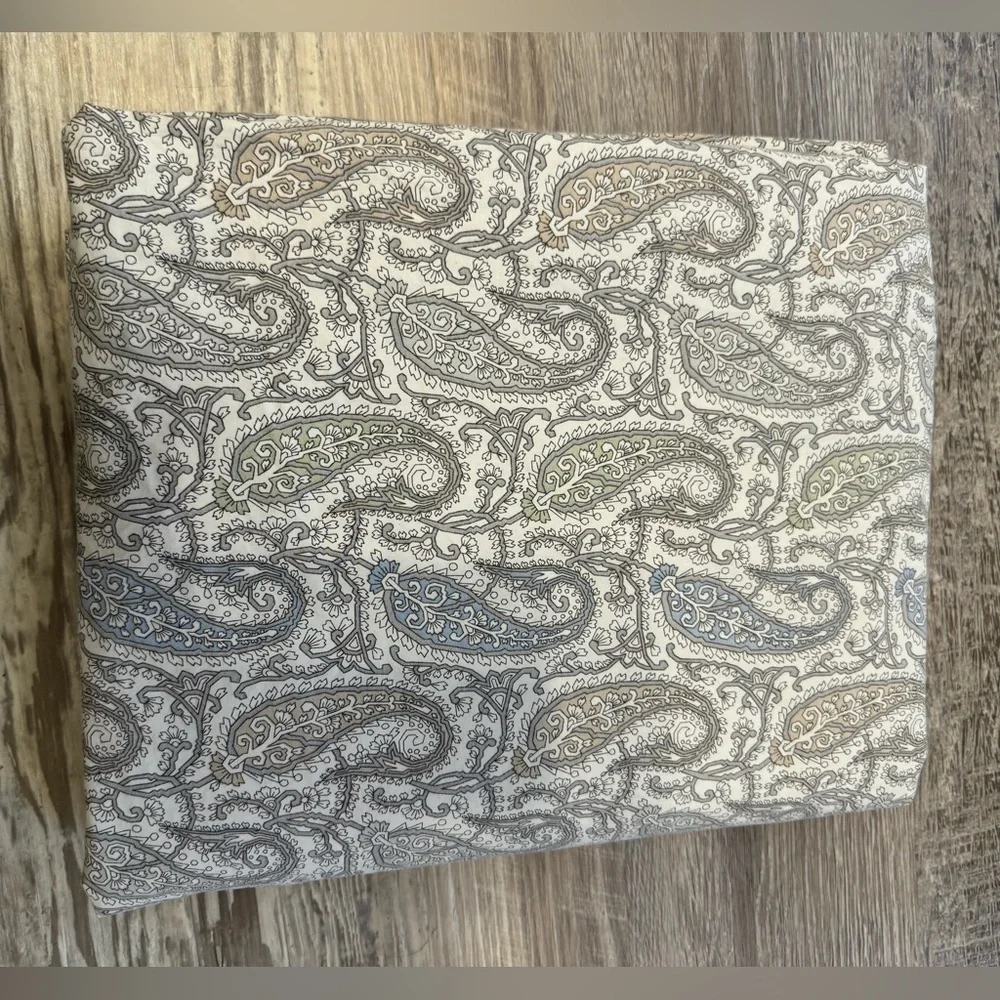Lauren Ralph Lauren Grey Blue Paisley Queen Sheet. 100% cotton. Excellent